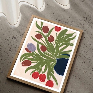 Impression de nature morte tulipe encadrée, art floral peint à la main avec vase bleu, fleurs rouges et violettes, décoration murale de style folklorique