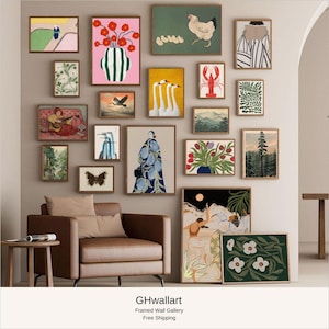 Op de afbeelding: Een galerijwand met twintig ingelijste kunstprints met diverse onderwerpen, waaronder een kip met kuikens, een kreeft, zwanen, een vlinder, bloemstukken, landschappen en figuren, weergegeven in een verzameling houten lijsten.