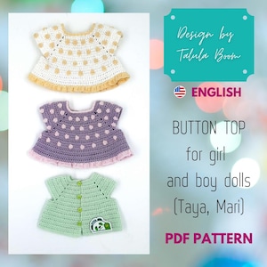 Op de afbeelding: Haakpatroon voor een knooptop voor meisjes- en jongenspoppen. Het patroon is beschikbaar in het Engels en bevat instructies voor het maken van een gele, paarse en groene top. Het patroon heet "Button Top for girl and boy dolls (Taya, Mari)" en is ontworpen door Talula Boom.