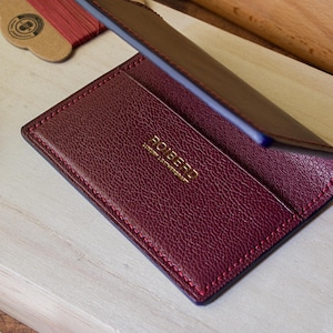Billetera Bifold Personalizada – Cartera Minimalista de Cuero de Cabra – Hecha a Mano en España – Regalo para Hombre