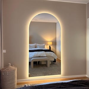 Specchio da terra ad arco a LED: elegante specchio a figura intera senza cornice, da appoggiare a terra