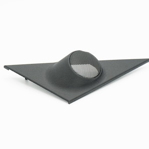 Op de afbeelding: Een zwarte driehoekige luidsprekerrooster met een ronde luidsprekeropening bedekt met een zwart metalen gaas.