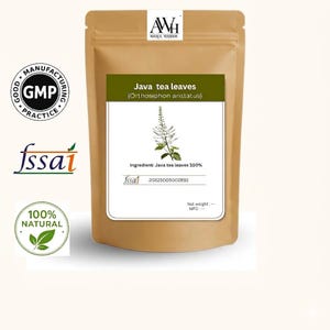 Könnte beinhalten: Ein brauner Beutel mit Java-Teeblättern, beschriftet mit dem Text "Java tea leaves (Orthosiphon aristatus)". Das Etikett enthält eine Abbildung der Pflanze und den Text "Ingredient: Java tea leaves 100%". Der Beutel hat auch das "fssai"-Logo und ein "100% Natural"-Siegel.