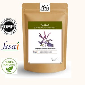 Könnte beinhalten: Ein beigefarbener Standbeutel mit Tulsi-Blättern (Ocimum tenuiflorum). Das Etikett zeigt eine lila blühende Pflanze, das AWH-Logo, ein GMP-Zertifizierungssiegel, ein FSSAI-Logo mit der Nummer 20825005002892 und ein 100% natürliches Siegel.