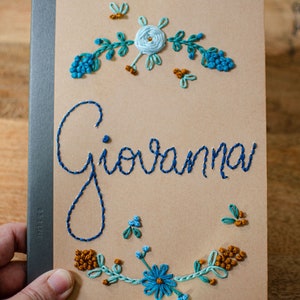 Carnet MOLESKINE brodé à la main Kraft avec fleurs, Journal personnalisé, Carnet floral brodé, Cadeau personnalisé fait main, beau cadeau