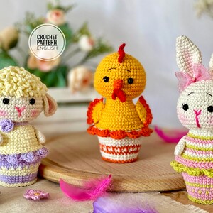 Here is a lovely crochet pattern for creating adorable Easter egg holders in the shape of rabbits, chicks, and sheep. This delightful project is simple to follow and perfect for adding a touch of spring decor to your Easter table.
