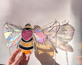 Vitral em forma de abelha com coração – Decoração iridescente para janelas – Arte em vidro Tiffany feita à mão
