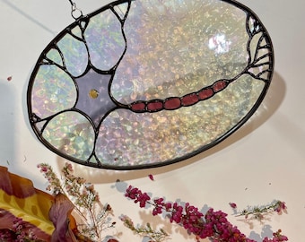Arte em vitral representando neurônios em tons de frutas vermelhas
