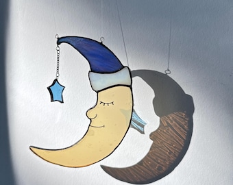 Vitral em forma de lua com estrela – Enfeite de parede divertido com lua sonolenta