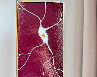 Vitral em formato de neurônio para pendurar na janela. Arte feita à mão sobre neurociência. Decoração com temática neurológica.