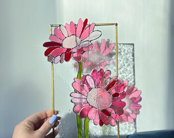Vitral com margaridas rosa. Arte floral artesanal para janela.