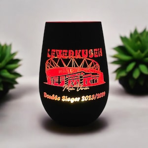Könnte beinhalten: Schwarzes Weinglas mit rotem Design eines Stadions und dem Text "Leverkusen, Mein Verein, Double Sieger 2023/2024".