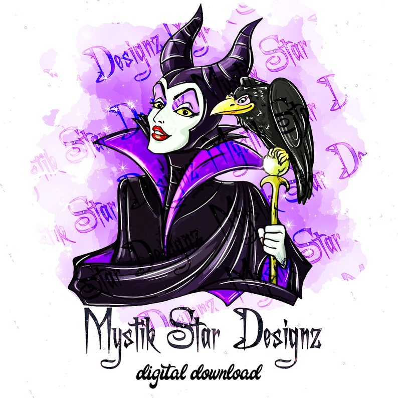 Puede incluir: Ilustraci&oacute;n digital de Mal&eacute;fica de La Bella Durmiente de Disney. Lleva un vestido morado y negro con una corona y sostiene un bast&oacute;n con un cuervo posado en su hombro. El fondo es una acuarela de color morado y rosa.