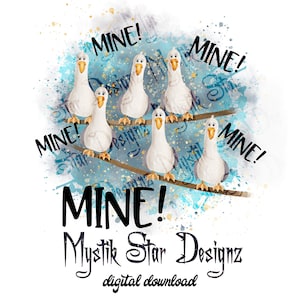 Puede incluir: Una descarga digital de una ilustración de acuarela de seis gansos blancos con ojos y picos negros, de pie sobre una cuerda azul con la palabra "MINE!" escrita en negro a cada lado de los gansos. Los gansos están sobre un fondo de acuarela azul y blanco con salpicaduras doradas. El texto "MINE!" está escrito en letras negras grandes debajo de los gansos. El texto "Mystik Star Designz" está escrito en cursiva negra debajo de la palabra "MINE!" y el texto "descarga digital" está escrito en negro debajo del nombre de la empresa.