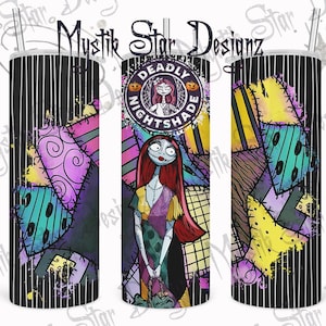 Può includere: Un bicchiere a strisce bianche e nere con un design a patchwork che presenta Sally de The Nightmare Before Christmas. Il design include il testo "Deadly Nightshade".