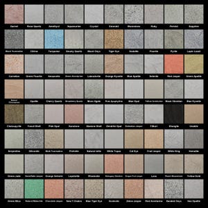 Peut inclure: Une grille de 60 pierres précieuses différentes, chacune dans un carreau carré. Les pierres précieuses comprennent le grenat, le quartz rose, l'améthyste, l'aigue-marine, le cristal, l'émeraude, la pierre de lune, le rubis, le péridot et le saphir. Chaque carreau porte le nom de la pierre précieuse.