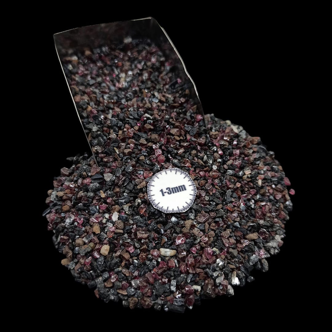 宝石ミックス：砕いたガーネットとブラックトルマリン - ナチュラル