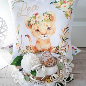 Windeltorte Löwe Name Mädchen - Kuschelkissen - Geschenk, Baby, Geburt + Gratis Grußkarte