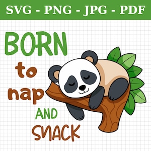 Może przedstawiać: Ilustracja śpiącej pandy na gałęzi drzewa z zielonymi liśćmi. Tekst "BORN to nap AND SNACK" jest w kolorze zielonym i brązowym. Idealna do projektów druku, takich jak naklejki.
