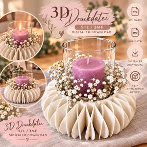 Könnte beinhalten: Eine digitale 3D-Druckdatei für einen Kerzenhalter mit einer kreisförmigen, gefalteten weißen Basis, einem klaren Glaszylinder und einer violetten Stumpenkerze, umgeben von kleinen weißen Blüten. Text enthält 3D Druckdatei, STL, 3MF, Digitaler Download.