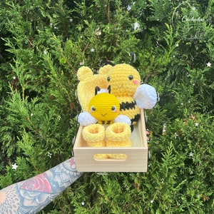 Coffret bébé Abeille Jaune hochet peluche chausson bonnet crochet fait main image 1