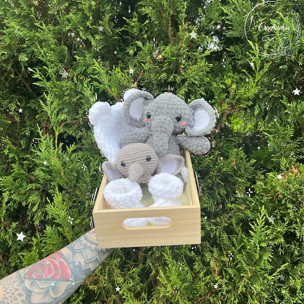 Coffret bébé Éléphant Gris Hochet peluche chausson bonnet Crochet Fait Main