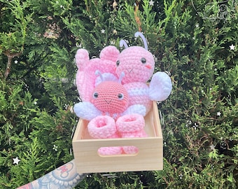 Coffret bébé Abeille Rose Hochet peluche chausson bonnet Crochet Fait Main