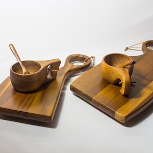 Bonnie und Clyde Charcuterie Set, 2 Bretter, 2 Löffel, 2 Tassen und ein Leinenbeutel