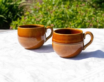 Par de tazas de café vintage marrones de Höganäs – Diseño rústico de cerámica sueca