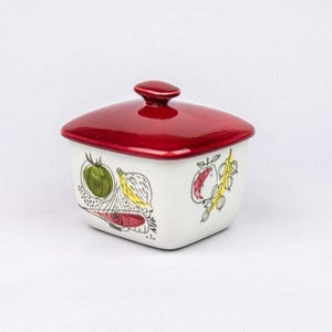 Vintage small ovenproof dish with lid "Verdura" design by Marianne Westman for Rörstrand, Sweden.