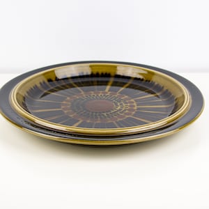 Arabia KOSMOS round serving plate D-33 cm - Designed by Gunvor Olin-Grönqvist, Finland