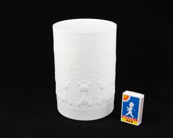 Vase décoratif en porcelaine blanche - Design par Björn Wiinblad, pour Rosenthal Studio Linie - Rétro années 1960 - Hauteur 17,5 cm/6,9"