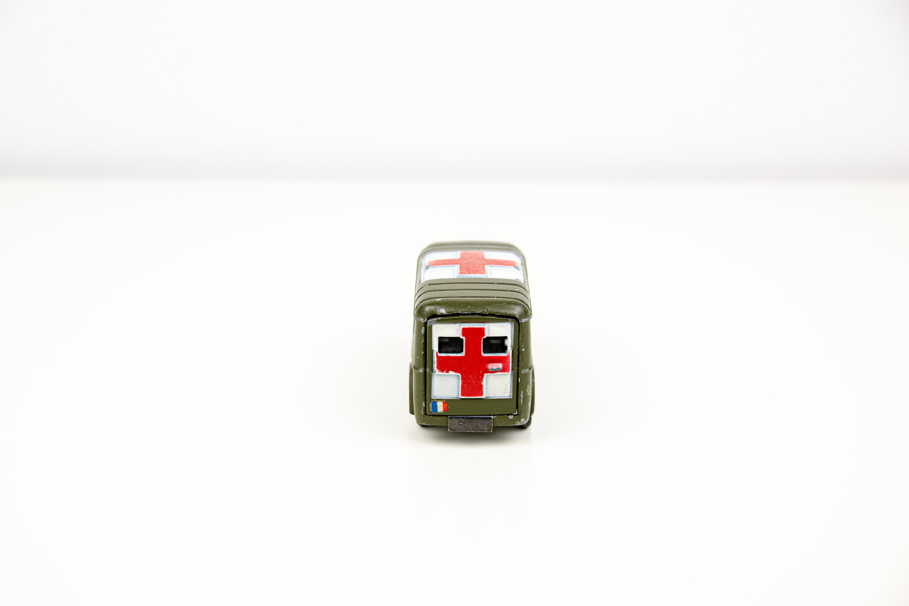 DINKY TOYS : n° 80 F RENAULT CARRIER AMBULANCE MILITAIRE ORIGINAL