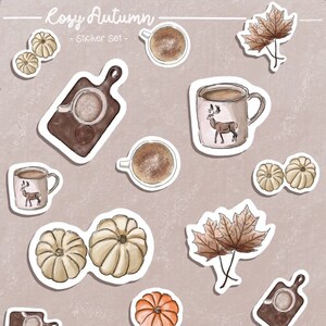 Könnte beinhalten: Ein Set mit 10 gemütlichen Herbst-Stickern mit Kaffeetassen, Kürbissen, Herbstblättern und einem Hirsch. Die Sticker sind perfekt, um Ihrem Planer, Laptop oder Ihrer Wasserflasche einen Hauch von Herbst zu verleihen.  #herbst #sticker #kaffeeliebhaber #kürbis