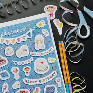 Può includere: Un foglio di adesivi con sfondo blu caratterizzato da coriandoli colorati e varie illustrazioni a tema compleanno, tra cui torte, regali, bouquet, palloncini e calici di champagne, con il testo Let's Celebrate e Happy Birthday.
