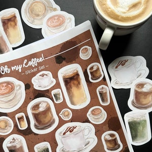 Può includere: Un foglio di adesivi con diverse bevande al caffè, tra cui caffè freddo, latte, cappuccino ed espresso. Gli adesivi sono su uno sfondo marrone con macchie di caffè. Il testo "Oh my Coffee! - Sticker Set" è in cima al foglio.