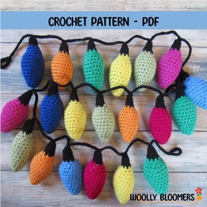 Op de afbeelding: Een haakpatroon voor een reeks kleurrijke gloeilampen. Het patroon is beschikbaar als PDF-download. De lampen zijn in verschillende kleuren, waaronder rood, blauw, groen, geel en oranje.