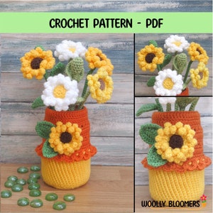 Op de afbeelding: Haakpatroon PDF voor een boeket met zonnebloemen en madeliefjes in een gehaakte oranje en gele vaas. De vaas is versierd met een gehaakte zonnebloem.