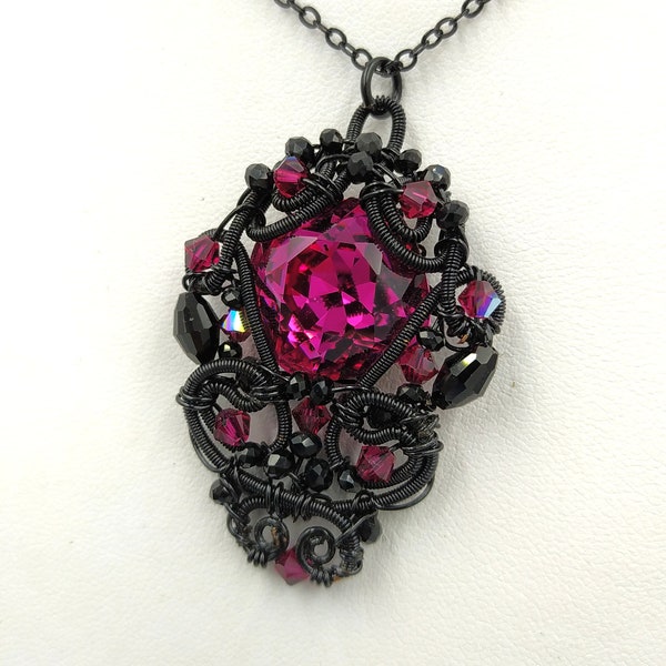 Pendentif enveloppé de fil noir en cristal rouge rubis, gothique, victorien, filigrane complexe, vampire, magenta foncé, cosplay fantastique