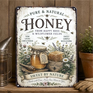 Puede incluir: Un letrero metálico rectangular con una ilustración de estilo vintage de un tarro de miel, un panal y flores silvestres. El texto dice: PURE & NATURAL HONEY FROM HAPPY BEES & WILDFLOWER FIELDS, RAW LOCAL UNFILTERED, SWEET SIMPLE WHOLESOME, MADE BY BEES THE WAY NATURE INTENDED, LOCAL HONEY, SWEET BY NATURE y Made with Care, From Our Hives to You.
