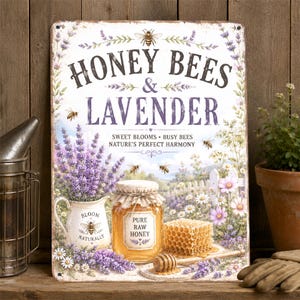 Puede incluir: Un letrero de metal rectangular con el texto HONEY BEES & LAVENDER, SWEET BLOOMS, BUSY BEES, NATURE'S PERFECT HARMONY y PURE RAW HONEY. La ilustración muestra una jarra blanca con lavanda, un tarro de miel, un panal y abejas volando.