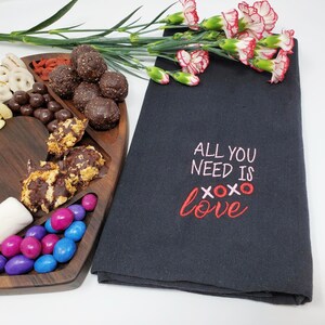 必要なのはXOXO Loveの刺繍入りキッチンタオル、ベーキング用のパーソナライズされたコットン製ディッシュタオル、記念日や新婚夫婦へのギフトアイデア、バーカート