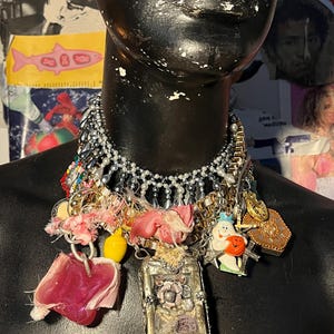 Collar maximalista con dijes / Collar llamativo de ensamblaje vintage / Joyería de armadura de metal pesado / Pieza de arte dadaísta con objetos encontrados / Pieza única