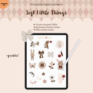 Könnte beinhalten: Digitale Aufkleber mit einem sanften Pastellthema. Das Bild zeigt ein Tablet mit verschiedenen Aufkleberdesigns, darunter Schleifen, Tiere und florale Elemente. Der Text auf dem Bild lautet "Soft Little Things" und "Printable digital stickers".