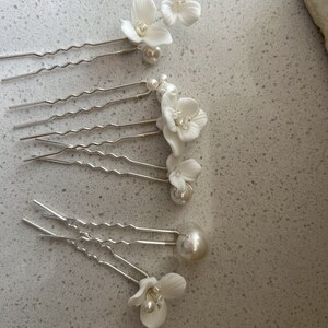 6 pezzi fermagli per capelli fiore in ceramica minimalista perla fermagli per capelli da sposa set orecchini da damigella d'onore accessorio per capelli regalo di nozze forcine per feste fatte a mano immagine 9