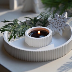 Tea light holder with snowflake