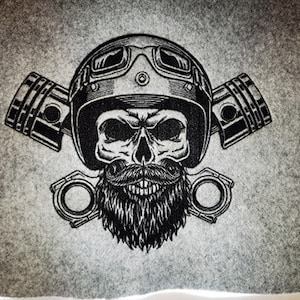 Puede incluir: Ilustración en blanco y negro de una calavera con un casco de moto con gafas y barba. Dos pistones cruzados están detrás de la calavera.