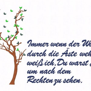 Könnte beinhalten: Ein brauner Baum mit grünen Blättern und blauen Vögeln, die um ihn herum fliegen. Der Text lautet: "Immer wenn der Wind durch die Äste weht, weiß ich. Du warst da, um nach dem Rechten zu sehen."