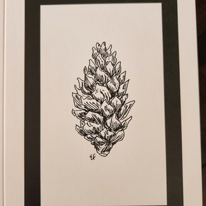 Może przedstawiać: Czarno-biały rysunek szyszki.