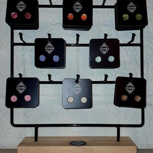 Orecchino a bottone in pelle di renna / realizzato dai Sami